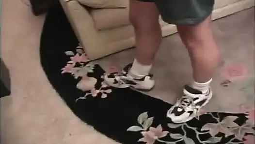 İri güzel kötü kızlar: oturma odasında iri güzel kadın şaplak atıyor