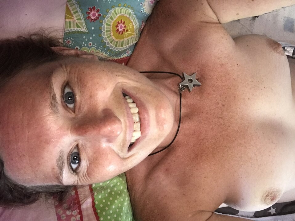 Duş almadan önce hızlı arsız küçük masturbasyon