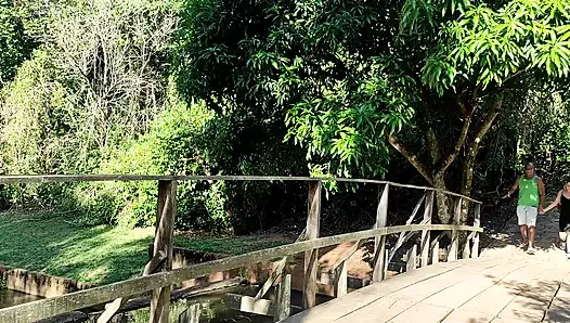 Büyük zenci yarağı ile parkta ağaçların arkasında sikişiyor