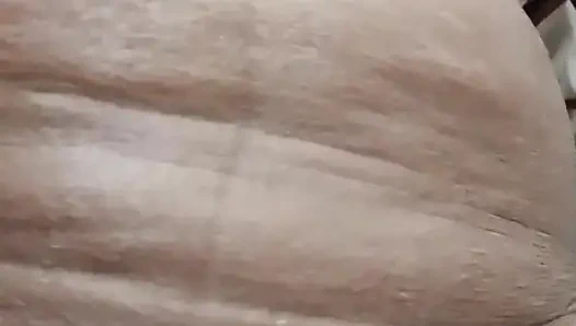 Komşu Komal'ı onu parmaklarken gördü, arazisini tuttu ve altına çekti, sonra üstüne işedi