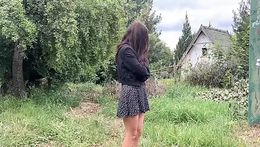 Mütevazı bir köylü kız göğüslerini gösteriyor ve küstah bir adama götünü açıyor