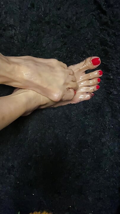 Kırmızı ayak tırnaklı cilalı yağlanmış seksi minik ayaklar