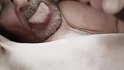 Götümü parmaklıyor ve üzerine boşalıyor