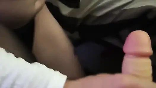 Sürtüğüm yarağımı emiyor ve başka bir erkek seks bebeği tarafından sikiliyor.