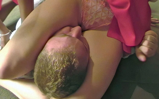 Kısa spor salonu frikiklerinde üstsüzken onu kontrol ediyor ve eziyor