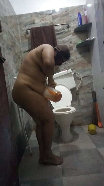 Tamil teyze banyoda sari giyerek ateşli bir banyo yapıyor