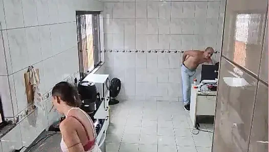 Hizmetçi kıyafetlerini çıkarıyor ve ekstra için yüze boşalmayı kabul ediyor