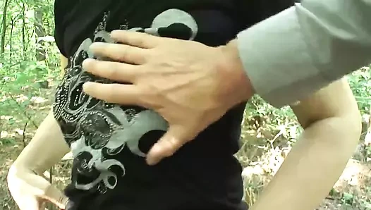 Vahşi doğada emmeyi seviyor