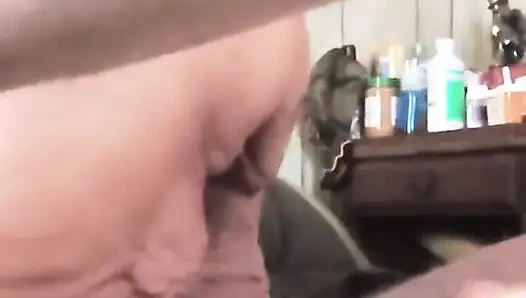 Islak ıslak amcığını domaltarak sikiyor