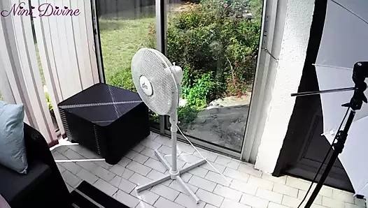 Fransız model emmek ve yönetmen tarafından düzülmek için para alıyor!