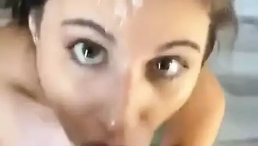 Yeşil sutyen mutlu yüz