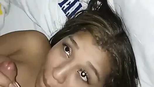 Banyodan çıkıp kurumak için havlu istiyor ve yaptığım şey yüzüne bitiyor ve şimdi banyo yapmak zorunda