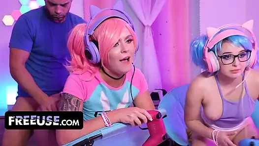 Gamer kızları Leana Lovings ve Krissy Knight Nicky katılınca odaklanıyor