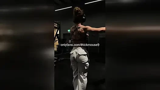 Instagram canlı dansı sırasında yaramaz genç kızın amcık frikik