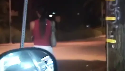 Zenci adam Asyalı fahişeyi alıyor, onunla sikişiyor ve göğüslerine boşalıyor