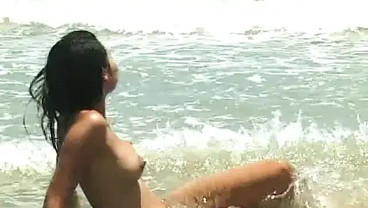 Sevimli kızlar plajda oynamayı seviyor