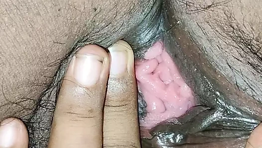 Büyük göğüsler emiyor ve amcık yalıyor