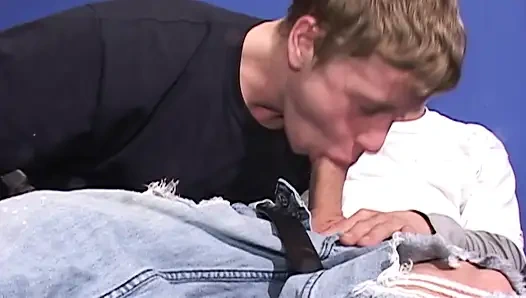 Azgın iri güzeller çıldırıyor ve yoğun bir tutkuyla birbirlerini sikiyor