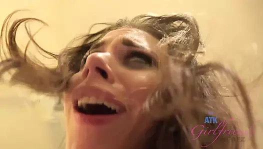 Boylamak için yarağını emiyor ve amcığı çiçek gibi açılıyor