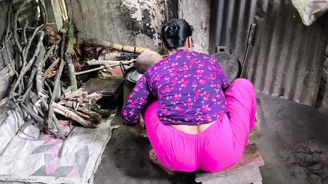 Я схватила свою тетушку в кухонной комнате и начала трахать ее