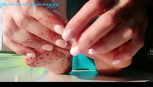 Ayak masajı ıslak ayaklar kaygan ayak parmakları hafif ayak vuruşları güzel tırnaklar pedikür seksi ginnagg
