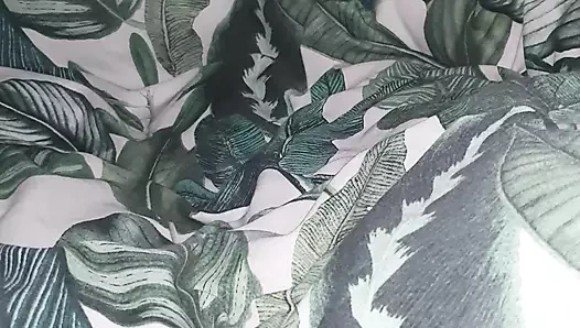 Üvey anne kahvaltıdan önce güzel üvey oğlunun kalın yarağını sıvazlıyor