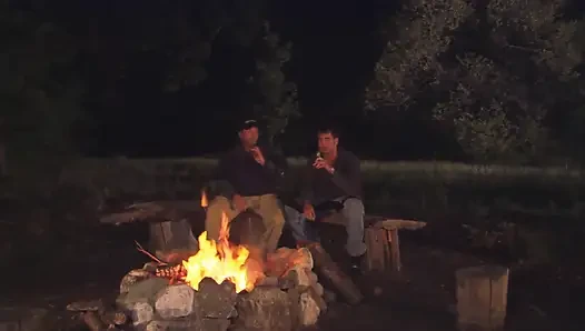 Vahşi doğada kemik ateşi yaktılar ve bütün gece sikiştiler