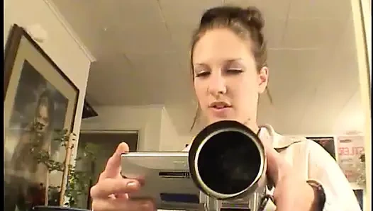 Sürtük aç lezbo esmerler dildoyla amını ve götünü sikiyor