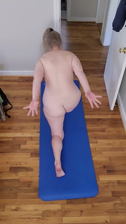 Seksi Olgun Kadın Sabah Çıplak Yogasını Yapıyor! | Klip 2