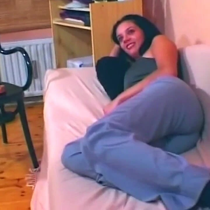 Gülümseyen sürtük kanepede parmaklanıyor ve korunmasız sikiliyor