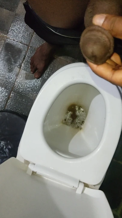 23 yaşındaki Hintli adam banyoda işiyor