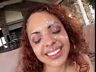 güzel latina'nın yüzünde cum bir sürü
