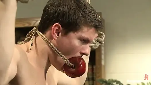 Ateşli öğrenci sınıfta sikiliyor