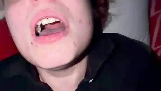 Kızıl saçlı ve ıslak amcığı