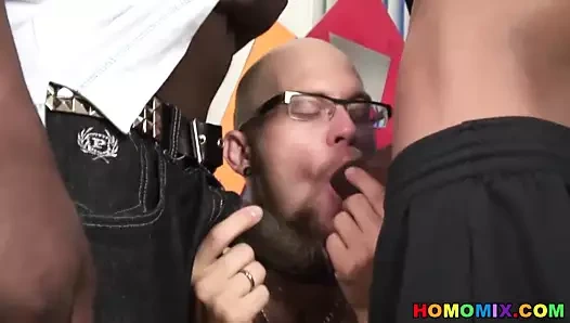 Dövmeli beyaz thug emme siyah musluklar için nakit