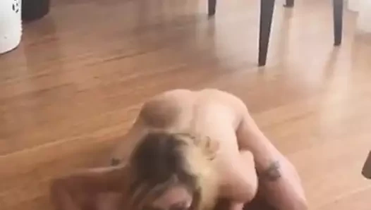 çıplak kız pissing üzerinde the zemin