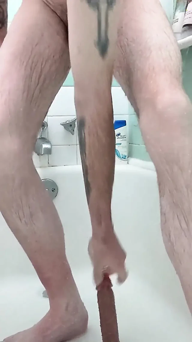 Duşta büyük yarağına biniyor