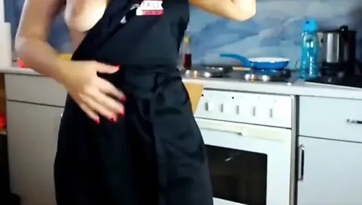 Yaramaz şef sexydea: mutfakta cızırtılı ateşli göt oyunu!