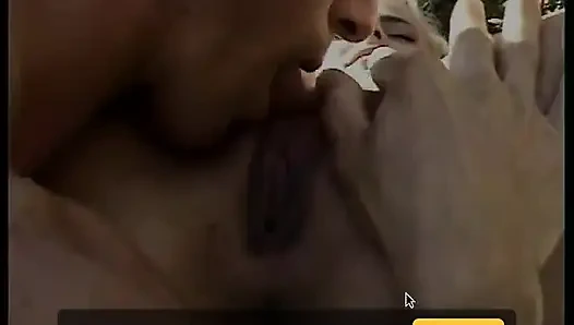 Une jolie blonde étroite suce et prend une bite bien dure et un facial au bord de la piscine