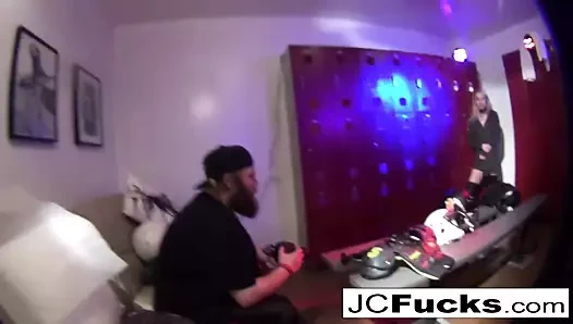 Futbol fanatiği lezbiyenler soyunma odasında sikişiyor!