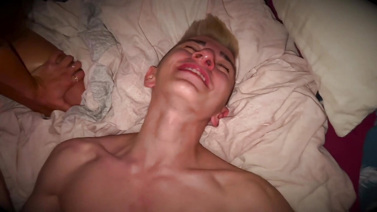 Büyük biseksüel buluşma - erkekler iki penisle ve vuruş yapıyor