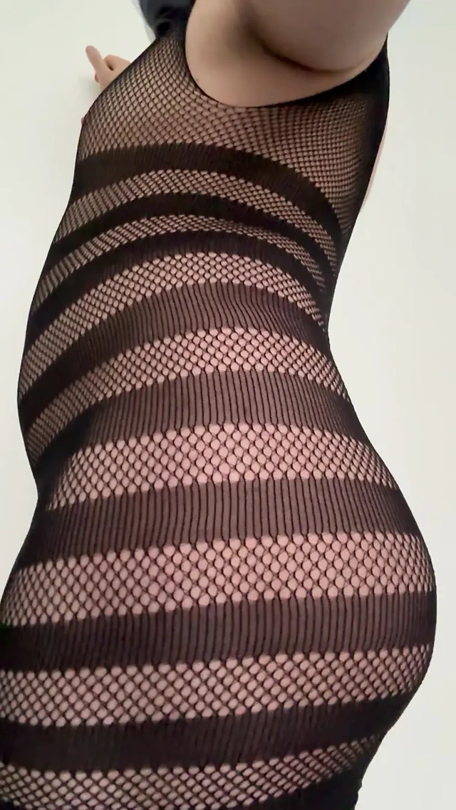 Jenna yeni kıyafetini deniyor