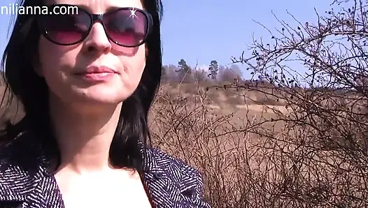 Gerçek naylon çorapla açık havada mastürbasyon yapıyor ve işiyor