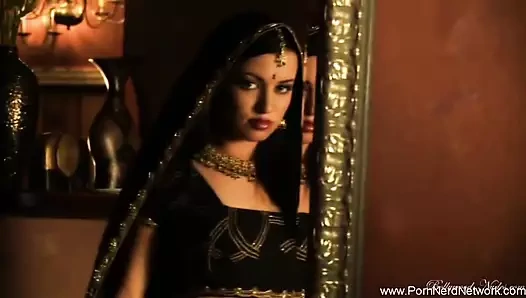 Erotik ve egzotik Asyalı esmer dansçı çok baştan çıkarıcı