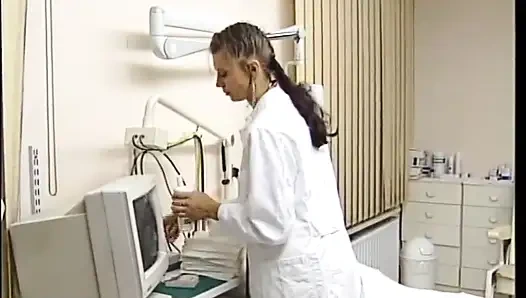 Azgın orta yaşlı seksi kadın sikilmeden önce büyük yarağı emmeyi seviyor