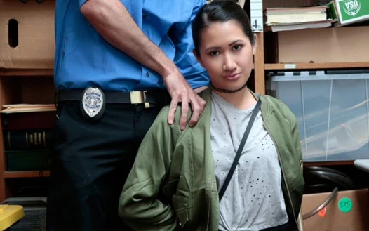 Bilinen dolandırıcı Jade Noir striptiz için arka odaya götürüldü