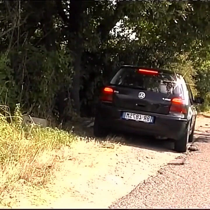 Fantastik genç sarışın arabada amının içine boşalana kadar büyük yarağı emiyor