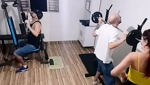 Żona zdradza męża na siłowni za jego plecami!