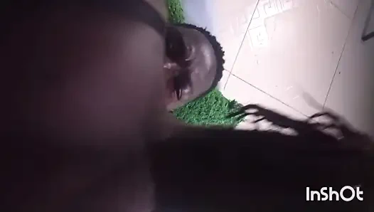 Rose penetrasyondan önce siyah yarağa masaj yapıyor