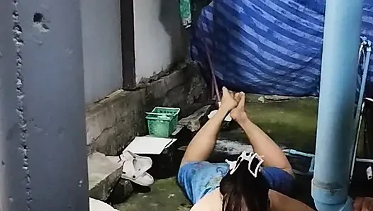 FN125 gözlerin dolaştığı yerde duş alıyor.